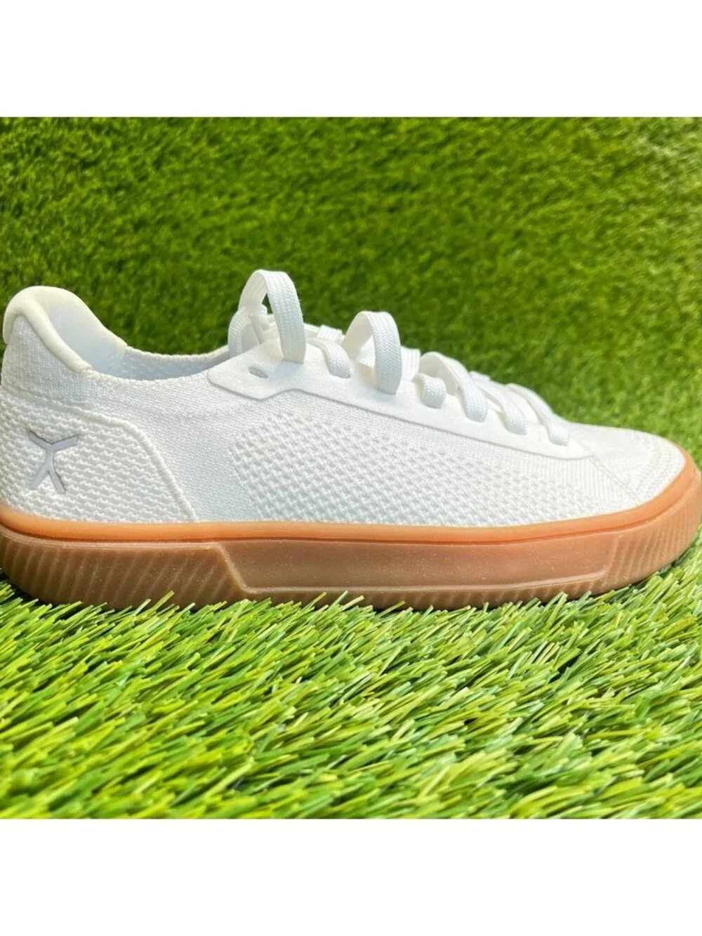 Flux Footwear Adapt Trainer White Gum Womens Size 7.5 Athletic Shoes Sneakers